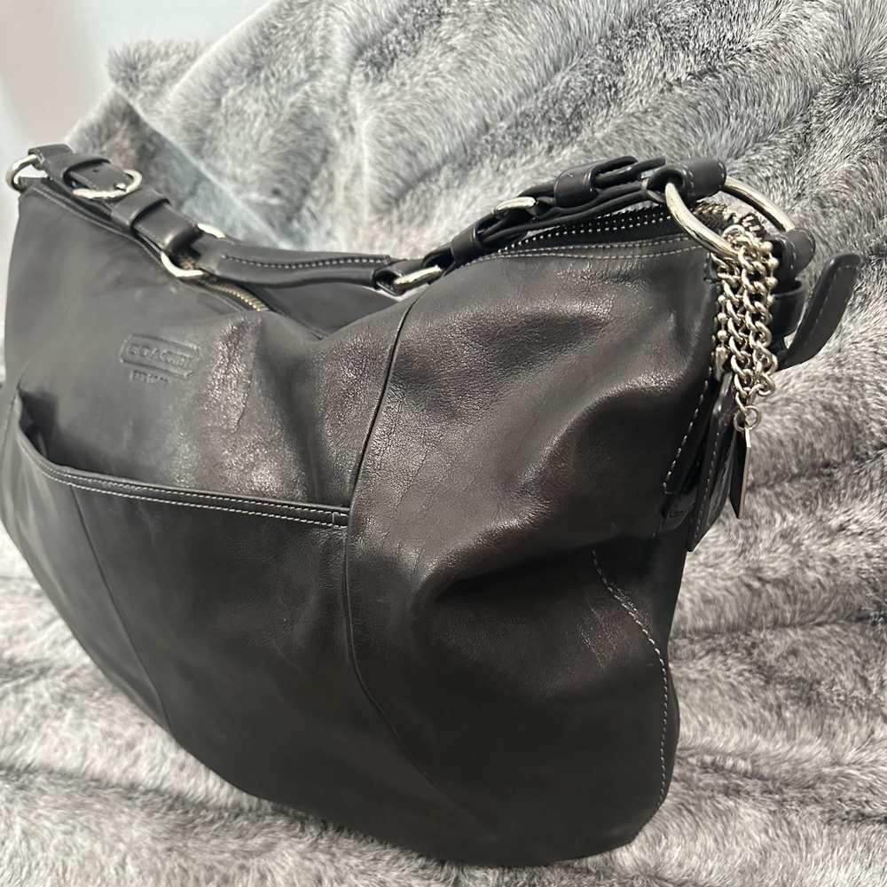 AUTHENTIC COACH BLACK LEATHER HOBO BAG With Keychain